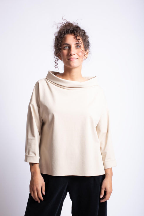 Top elegante con ampio dolcevita Inga