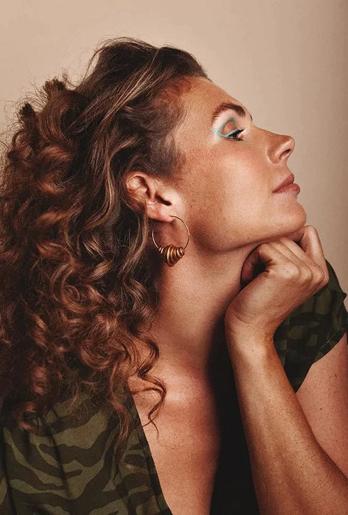 Creolen Ohrringe Scarlett in metallic Tönen