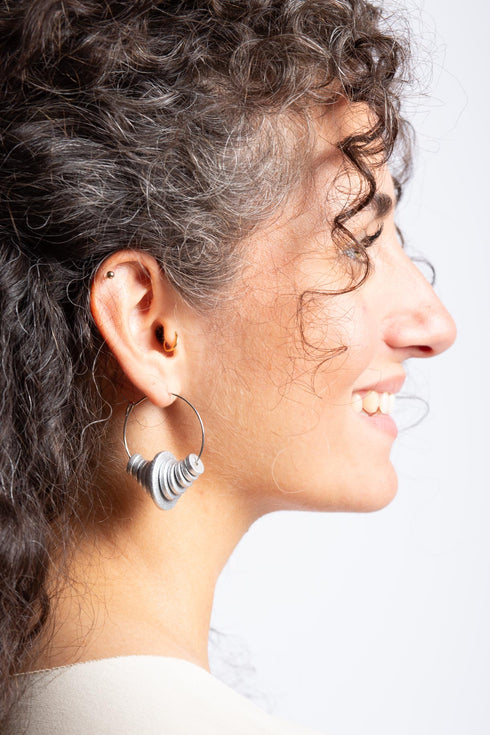 Creolen Ohrringe Scarlett in metallic Tönen