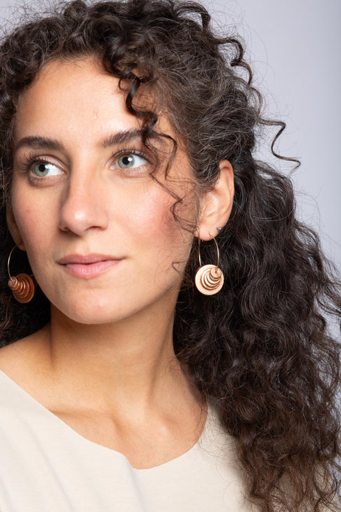 Creolen Ohrringe Scarlett in metallic Tönen