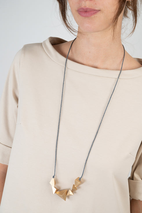 Verstellbare Kette mit geometrischen Elementen