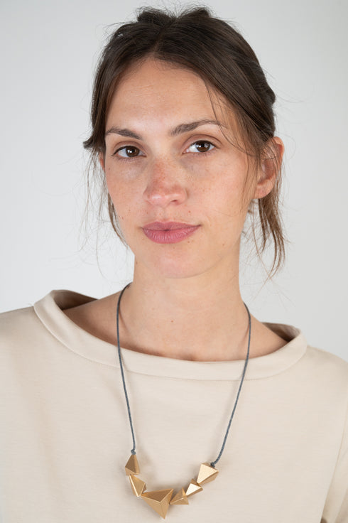 Verstellbare Kette mit geometrischen Elementen