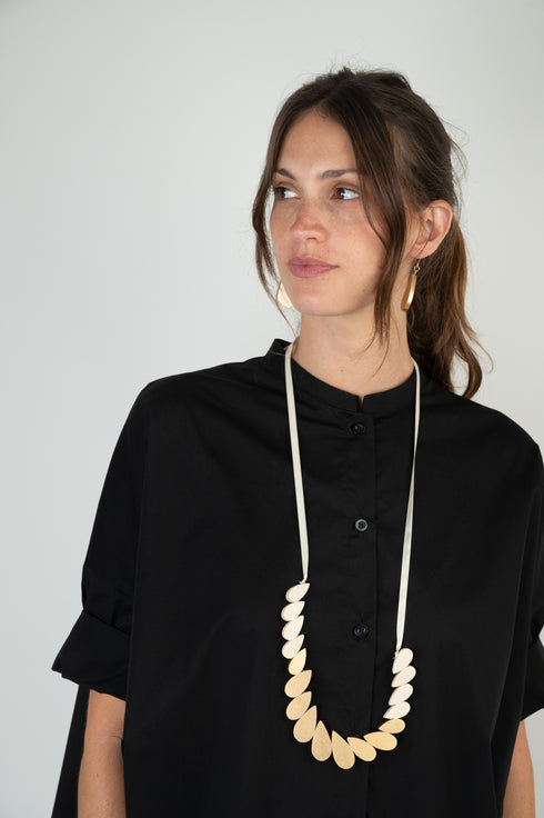 Elegante Kette mit Tropfen Elementen