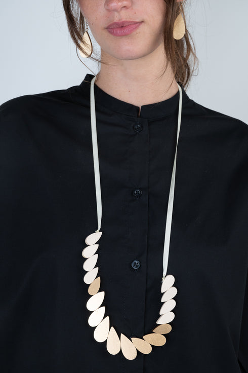 Elegante Kette mit Tropfen Elementen