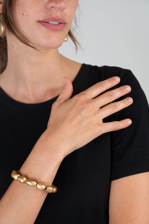 Elastisches Armand aus irregulären Perlen