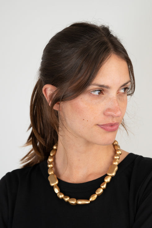 Moderne Kette mit irregulären Perlen