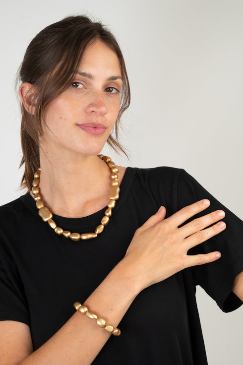 Moderne Kette mit irregulären Perlen